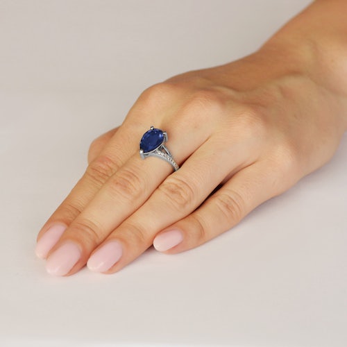 Pierścionek SAVICKI: białe złoto, niebieski szafir